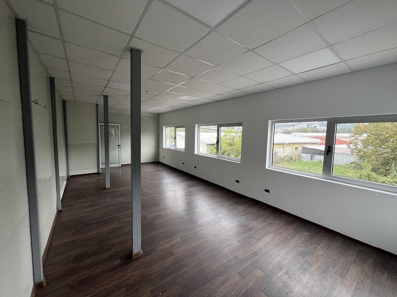 Izdajem magacin sa kancelarijama od 770m2 u Rakovi Slika 