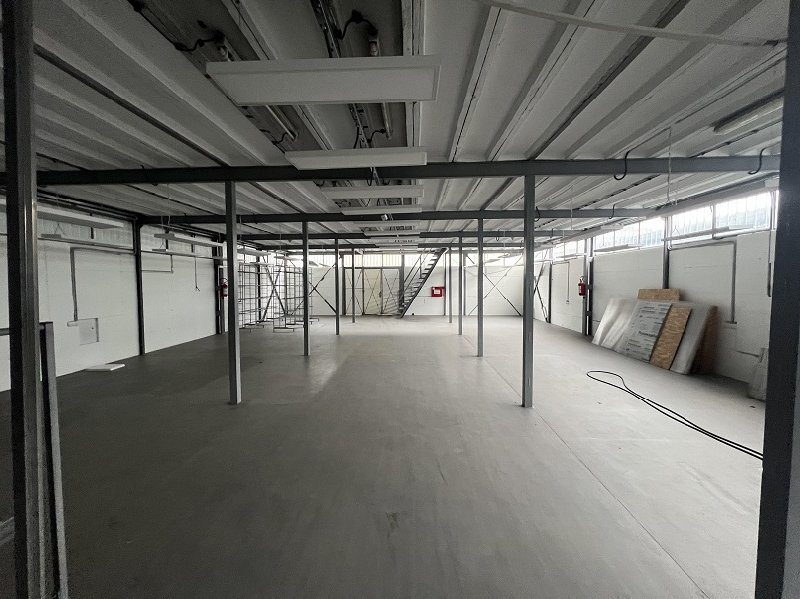 Izdajem magacin sa kancelarijama od 770m2 u Rakovi Slika 