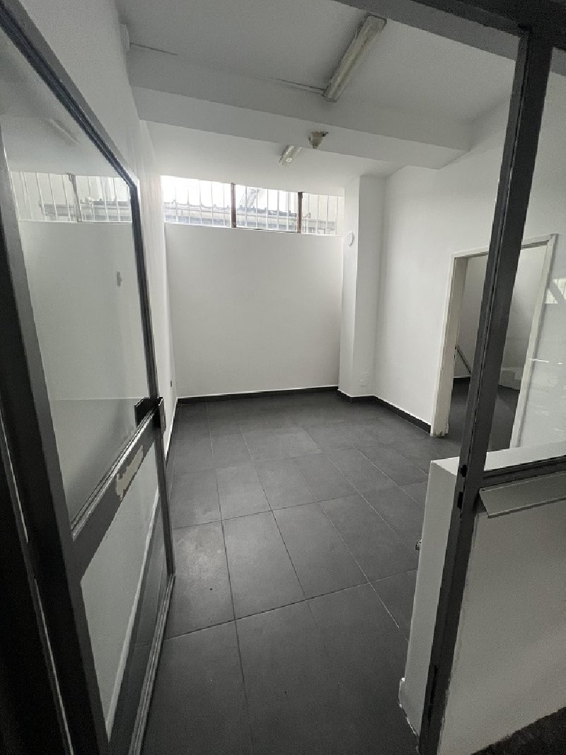 Izdajem magacin sa kancelarijama od 770m2 u Rakovi Slika 