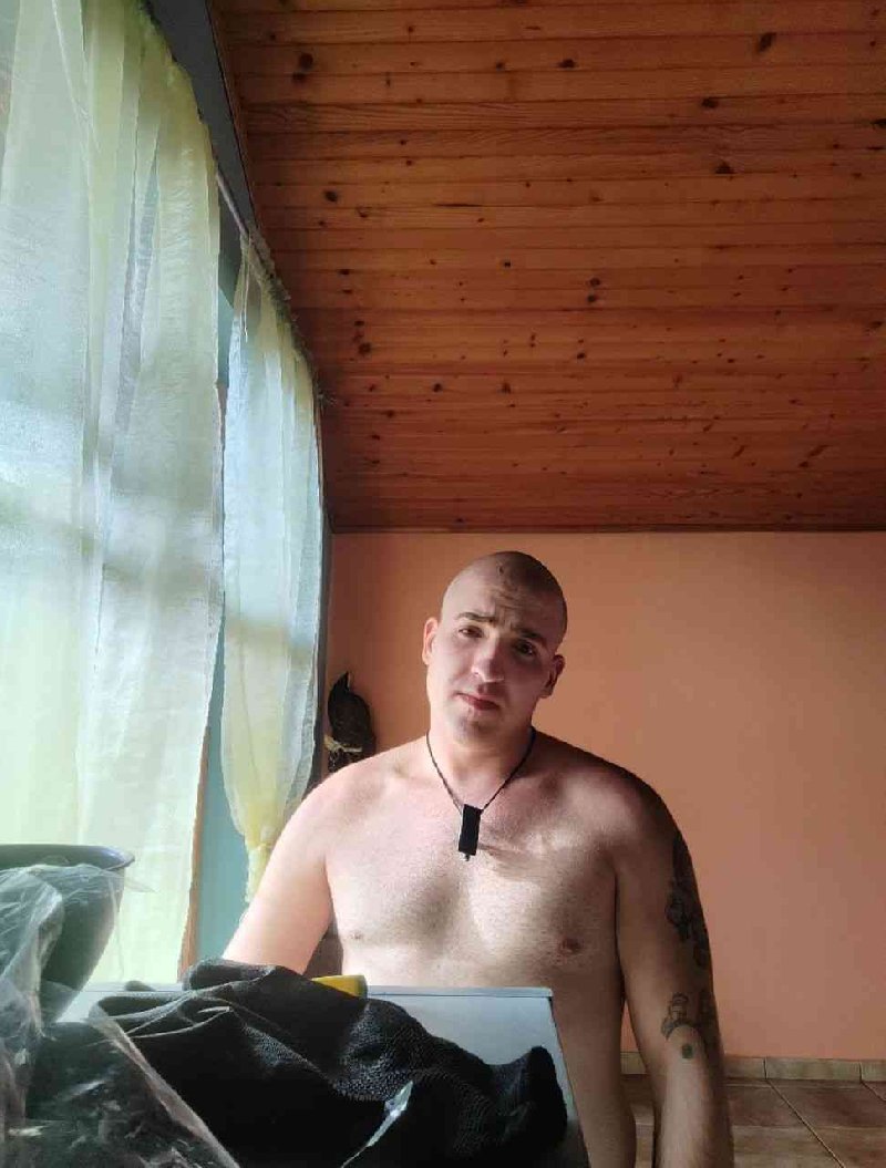 Lep zgodan momak za bogate tete i bake Slika 